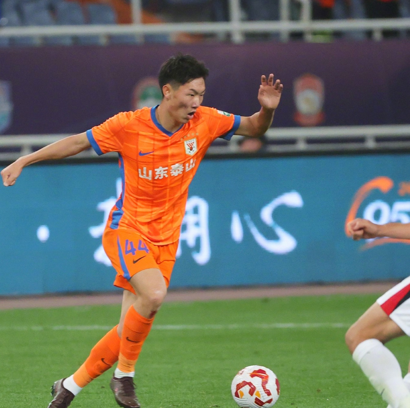 九游游戏中心关于加时末段CBA季后赛焦点战；山东泰山手感冰凉；态度坚定；身体对抗强度拉满的信息